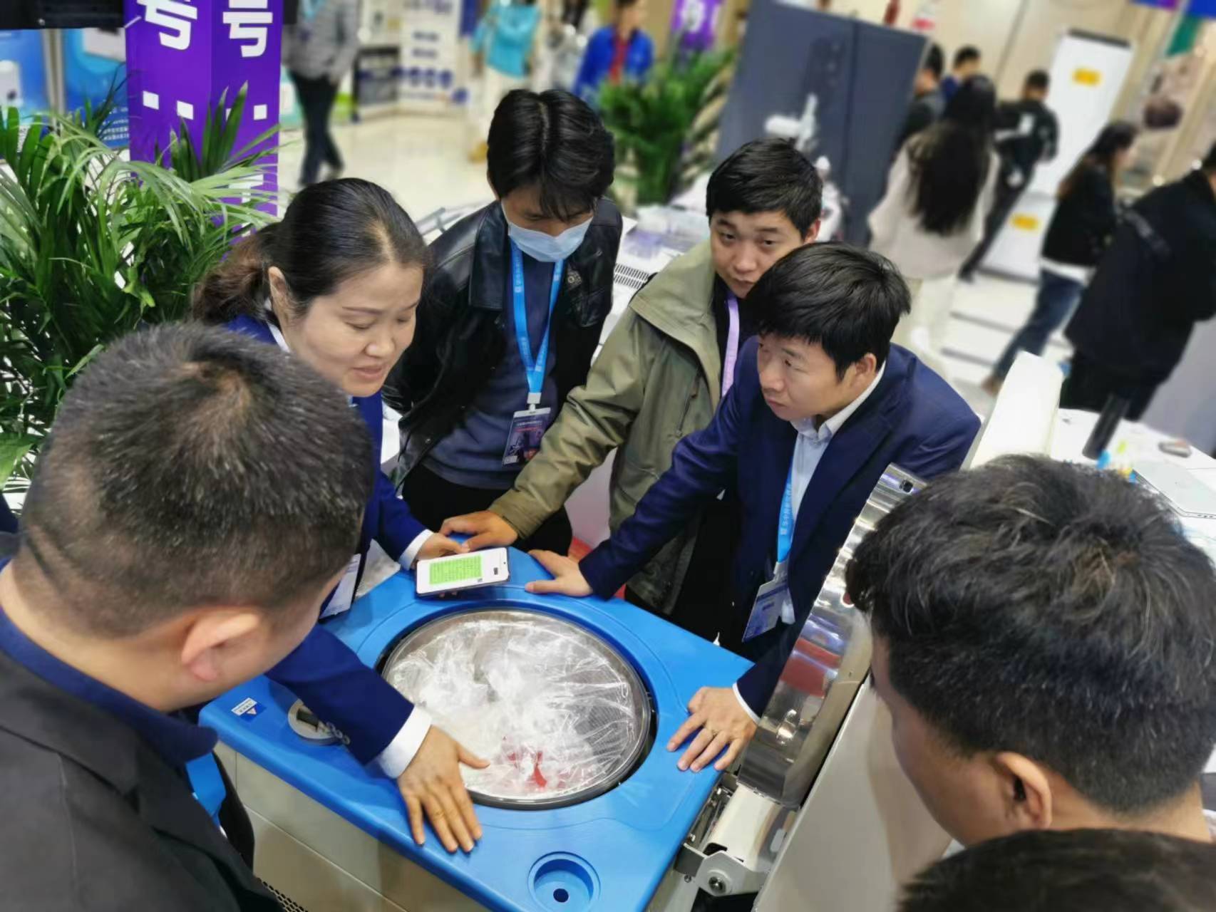 伯能仪器在第十一届华中科教仪器与技术装备展览会上与用户互动(图1) 伯能仪器在第十一届华中科教仪器与技术装备展览会上与用户互动(图1)